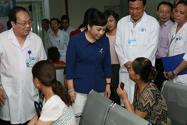 Bộ trưởng Nguyễn Thị Kim Tiến hỏi thăm bệnh nhân đang chờ khám tại BV Nội tiết TW Ảnh Trần Minh