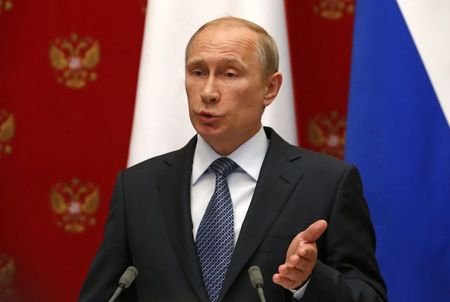 Tổng thống Nga Vladimir Putin phát biểu tại một cuộc họp báo sau cuộc họp với Tổng thống Thụy Sỹ và Bộ trưởng Ngoại giao Ukraine- Didier Burkhalter tại điện Kremlin ở Moscow ngày 7.5