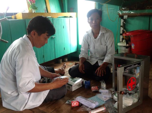 Hướng dẫn ngư dân sử dụng thuốc ngay trên thuyền Hướng dẫn ngư dân sử dụng thuốc ngay trên thuyền