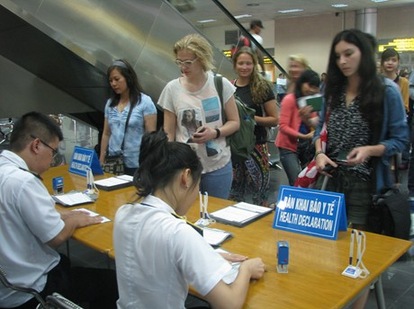 Nhân viên sân bay thực hiện kiểm tra tại bàn khai báo y tế đối với những hành khách từ vùng có dịch bệnh về nước.