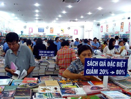 Khác với Việt Nam, ở Đức giảm giá sách bị coi là hành vi phạm tội, nxb sách có quyền kiện người bán ra tòa.