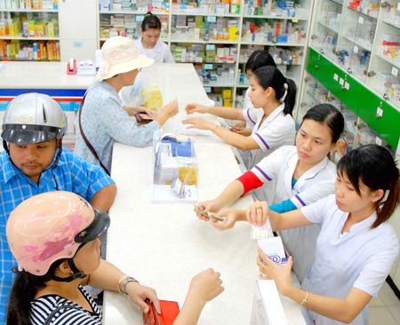 Nhân viên bán hàng tư vấn về cách sử dụng thuốc an toàn cho người tiêu dùng (Ảnh mang tính chất minh họa)