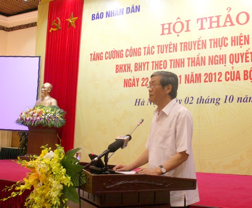 Đồng chí Đinh Thế Huynh phát biểu tại hội nghị.