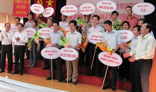 Các bác sĩ BV tuyến trên của TP HCM ra quân luân phiên về tuyến dưới                 Ảnh: NLD 