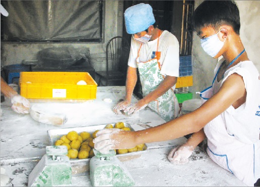 Nhiều cơ sở làm bánh Trung thu bằng nguyên liệu không rõ nguồn gốc (ảnh có tính minh họa). Ảnh: Trần Minh