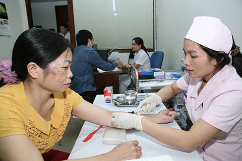Người bệnh được lấy máu ngay tại phòng khám               Ảnh Trần Minh