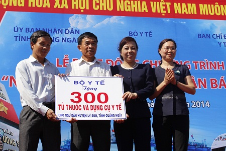 Bộ trưởng Bộ Y tế Nguyễn Thị Kim Tiến trao tặng 300 tủ thuốc và dụng cụ y tế cho đại diện ngư dân huyện đảo Lý Sơn. Ảnh: Nguyễn Thắng