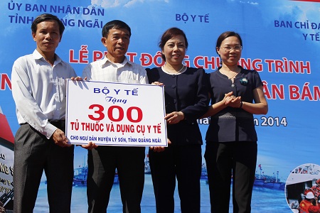Bộ trưởng Nguyễn Thị Kim Tiến trao tặng 300 tủ thuốc và dụng cụ Y tế cho đại diện lãnh đạo và ngư dân đảo Lý Sơn.