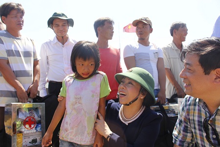 Bộ trưởng Nguyễn Thị Kim Tiến ân cần thăm hỏi con em của ngư dân huyện đảo Lý Sơn.