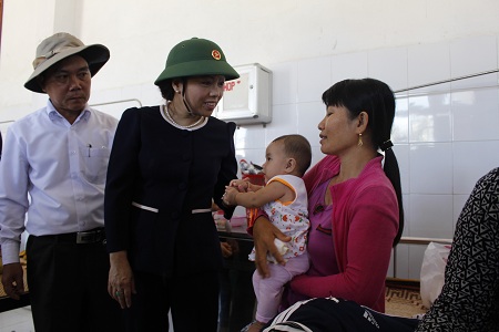 Bộ trưởng thăm bệnh nhi tại Trung tâm quân dân y kết hợp huyện đảo Lý Sơn.