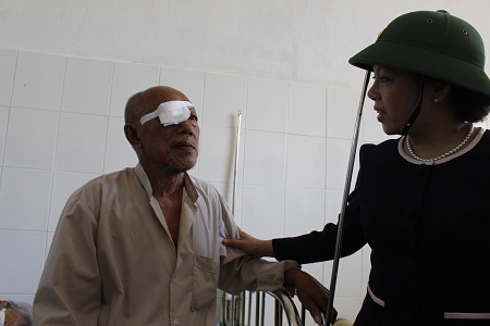 Bộ trưởng thăm bệnh nhân được các bác sĩ bệnh viện Măt TW mổ và chăm miễn phí tại Trung tâm quân dân y kết hợp huyện đảo Lý Sơn.