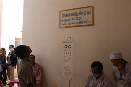 Đường dây nóng ngành y tế công khai, rõ rang để người dân dễ dàng nhìn thấy tại Trung tâm quân dân y kết hợp huyện đảo Lý Sơn.