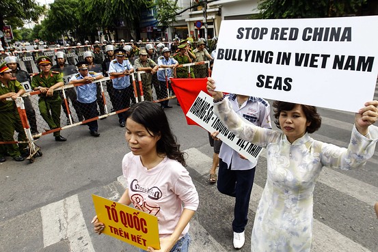 Người dân TP.Hồ Chí Minh tuần hành phản đối giàn khoan Trung Quốc.   Ảnh AFP