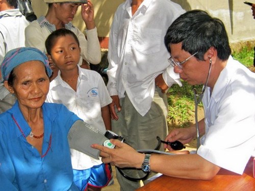 Khám sàng lọc cho bệnh nhân bị viêm da dày sừng ở Quảng Ngãi.