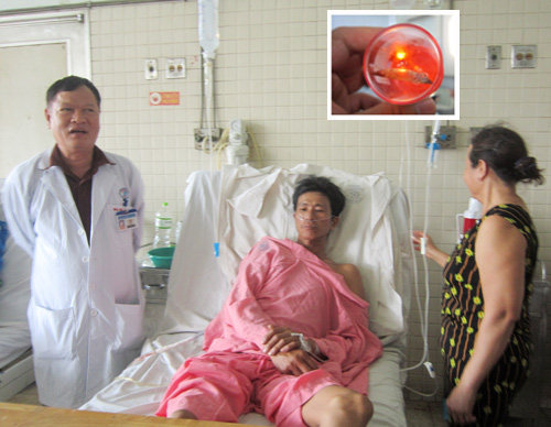 Bệnh nhân được mổ lấy miếng xương gà bị hóc (ảnh nhỏ) được điều trị tại Bệnh viện Chợ Rẫy - Ảnh: Nguyên Mi