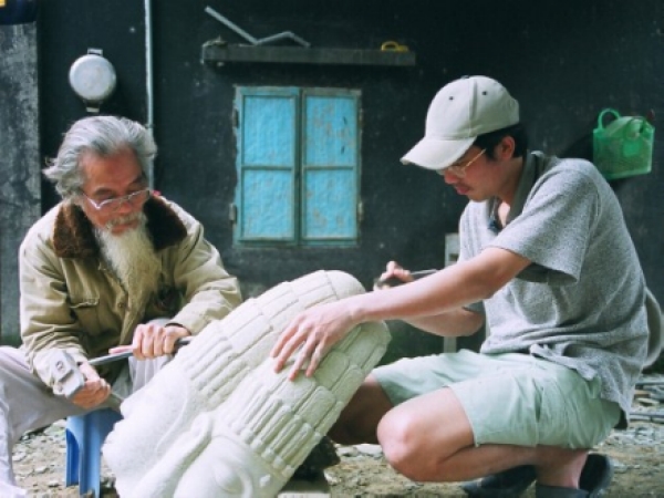 Nghệ nhân đang chế tác trên đá