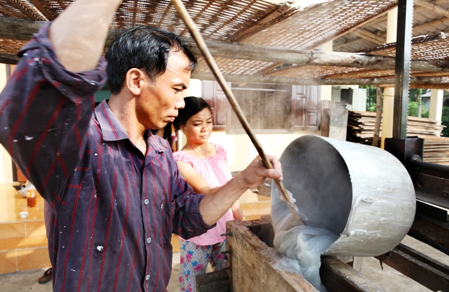 Anh Độ đang đổ bột vào khuôn ép