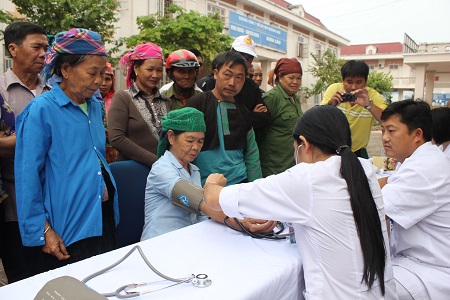 Khám chữa bệnh cho đồng bào dân tộc vùng cao huyện Mường Nhé, Điện Biên. Ảnh: PV
