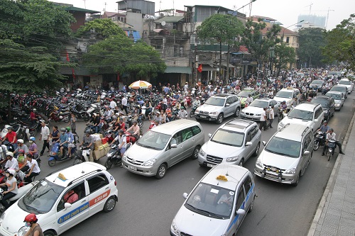 Nguy cơ ùn tắc giao thông do phương tiện cá nhân rất cao.Ảnh: Trần Minh