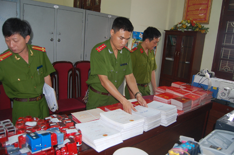 Tang vật cơ quan công an thu giữ trong một vụ triệt phá nhóm đối tượng làm giấy tờ, con dấu giả.