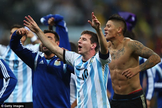 Messi và đồng đội vui mừng sau chiến thắng trước Hà Lan.