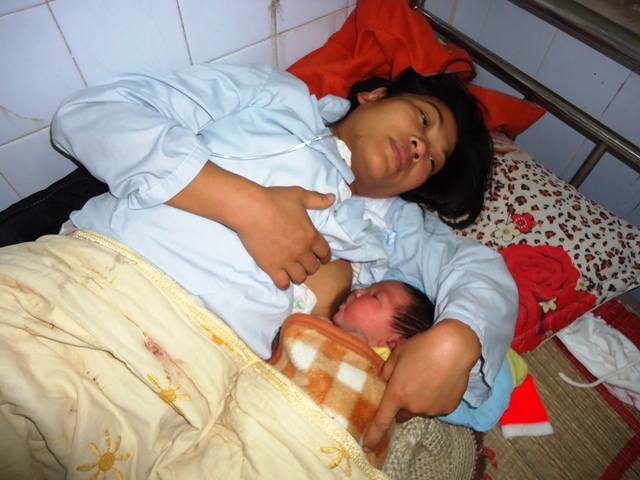 Cháu bé trong vòng tay mẹ sau 2 ngày chào đời