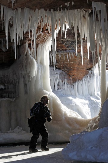 Nhũ băng và những hạt sương trắng  trên trần của một hang đá đẹp lôi cuốn, hút hồn các du khách.