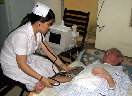 Chăm sóc bệnh nhân tại nhà. Ảnh: 24h.com Chăm sóc bệnh nhân tại nhà. Ảnh: 24h.com