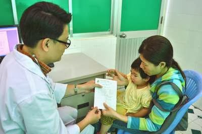Người bệnh cần đi khám và dùng thuốc theo đơn của bác sĩ.