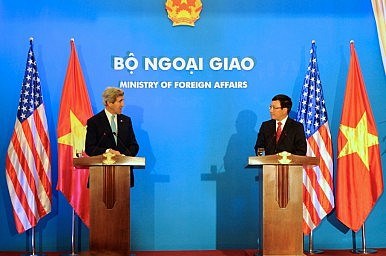 Phó Thủ tướng - Bộ trưởng Ngoại giao Phạm Bình Minh và Ngoại trưởng Mỹ John Kerry ở cuộc họp báo tại Hà Nội ngày 16.12.2013