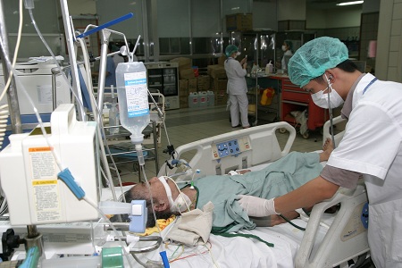 Bệnh nhân tai biến mạch máu não cần điều trị và dùng thuốc theo đúng chỉ định của thầy thuốc. Ảnh: TM