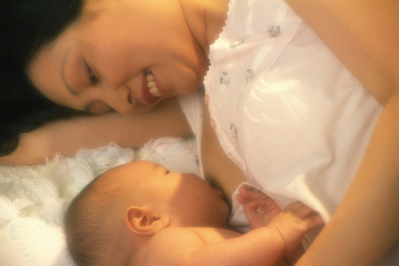 Cho trẻ bú mẹ sớm ngay sau khi sinh trong vòng 1 - 2 giờ đầu để dự phòng các bệnh ở trẻ sơ sinh