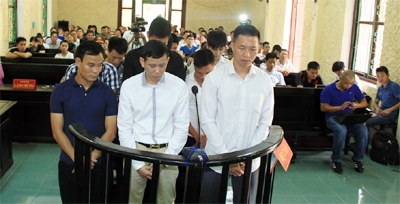 Các cầu thủ Ninh Bình bán độ nghe Hội đồng xét xử tuyên án.
