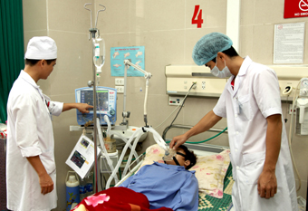 Các bác sĩ cấp cứu luôn hết lòng vì người bệnh