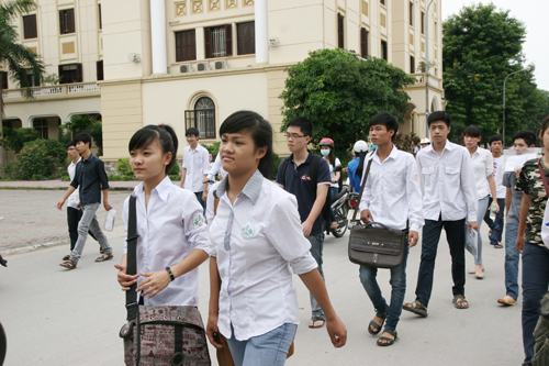 Các thí sinh sau giờ thi tại Trường đại học Y Hà Nội. Ảnh: TM
