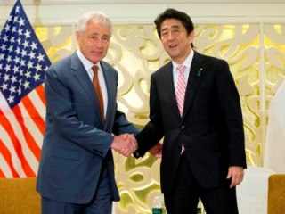 Bộ trưởng Quốc phòng Mỹ Chuck Hagel bắt tay với Thủ tướng Nhật Shinzo Abe tại Đối thoại Shangri-la - Ảnh: AFP