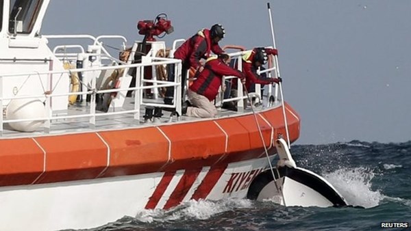 Nhân viên cứu hộ bên chiếc thuyền bị chìm ngoài khơi thành phố Istanbul (Ảnh: Reuters)