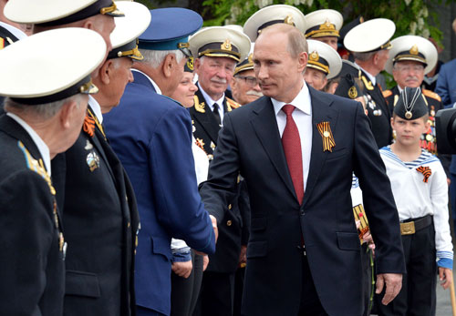 ổng thống Putin bắt tay các cựu binh Thế chiến 2 tại Crimea - Ảnh: AFP