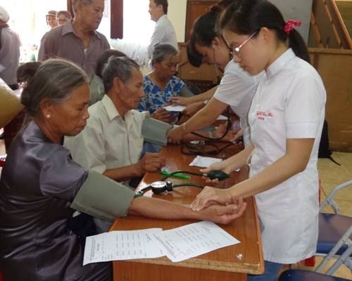 Các y, bác sỹ khám bệnh cho người cao tuổi trong chương trình “Hành trình vì sức khỏe người cao tuổi”