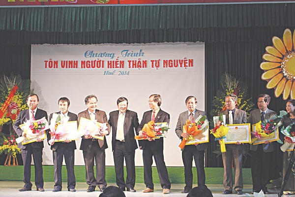 Thứ trưởng Bộ Y tế Nguyễn Viết Tiến (thứ 4 từ trái sang) trao tặng bằng khen của Bộ Trưởng Bộ Y tế cho tập thể Bệnh viện TW Huế và tập thể các Hội đồng của bệnh viện đã có thành tích xuất sắc trong hơn 10 năm ghép thận Thứ trưởng Bộ Y tế Nguyễn Viết Tiến (thứ 4 từ trái sang) trao tặng bằng khen của Bộ Trưởng Bộ Y tế cho tập thể Bệnh viện TW Huế và tập thể các Hội đồng của bệnh viện đã có thành tích xuất sắc trong hơn 10 năm ghép thận