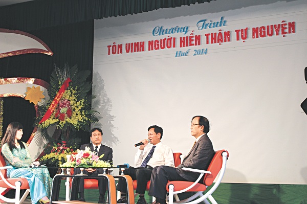 TTƯT Trần Sĩ Tuấn - Tổng biên tập Báo SK&ĐS chia sẻ tại buổi giao lưu