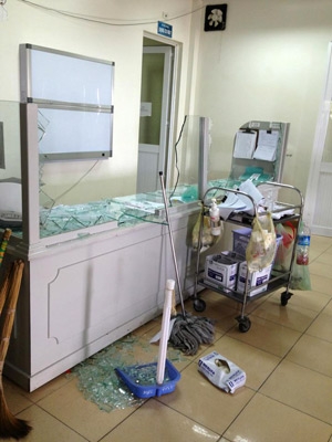 Phòng làm việc tại khoa Hồi sức tích cực, BVĐK tỉnh Hà Tĩnh bị người nhà đập phá tanh bành. Ảnh: VNN
