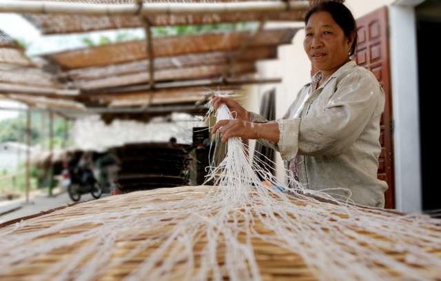 Chị Huyền đang phơi những phên miến mới ra lò.
