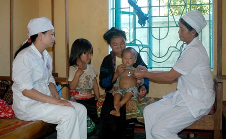 Tiêm phòng sởi bổ sung cho trẻ ở Yên Bái.