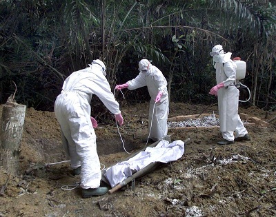 Nhân viên y tế xử lý bệnh phẩm của bệnh nhân Ebola.