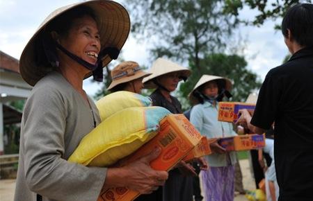  	Nhiều người đã bỏ công và của để làm từ thiện, mang niềm vui đến cho người nghèo.