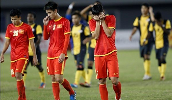 Nỗi buồn của các cầu thủ Việt Nam sau trận thua Malaysia.