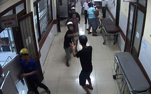 Nhóm đối tượng hỗn chiến ngoài hành lang bệnh viện Đắk Lắk.