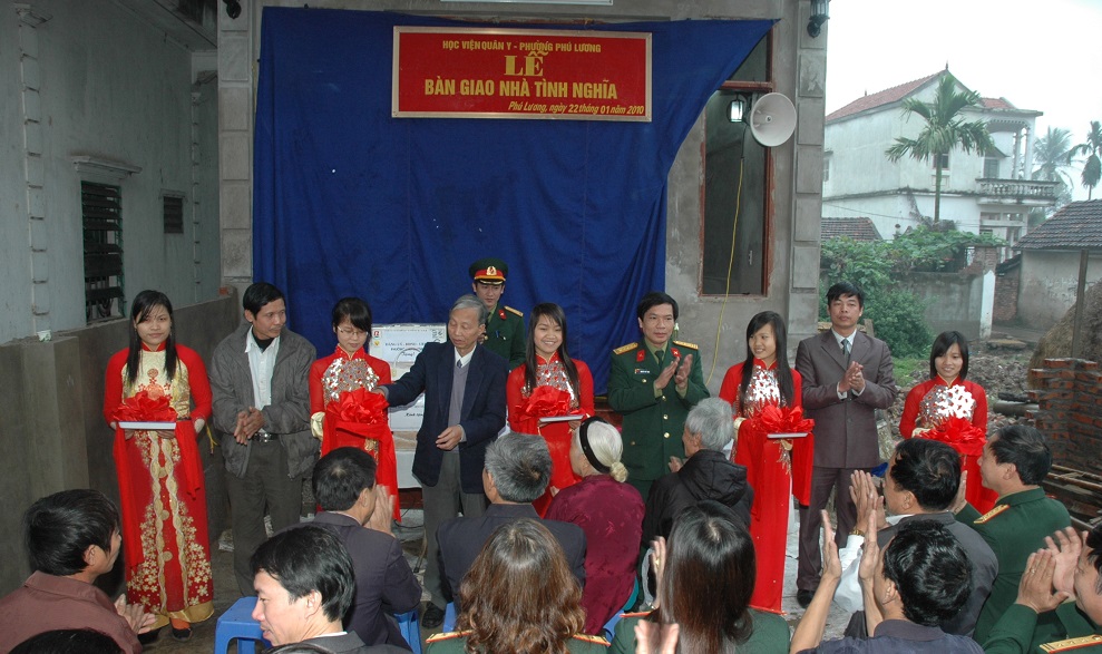 Thiếu tướng, TTND Vũ Hữu Dũng trao tặng Nhà tình nghĩa cho gia đình chính sách.