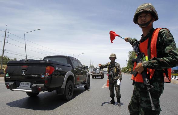 Quân đội Thái Lan kiểm soát tình hình an ninh ngày 21/5.  Ảnh Reuters